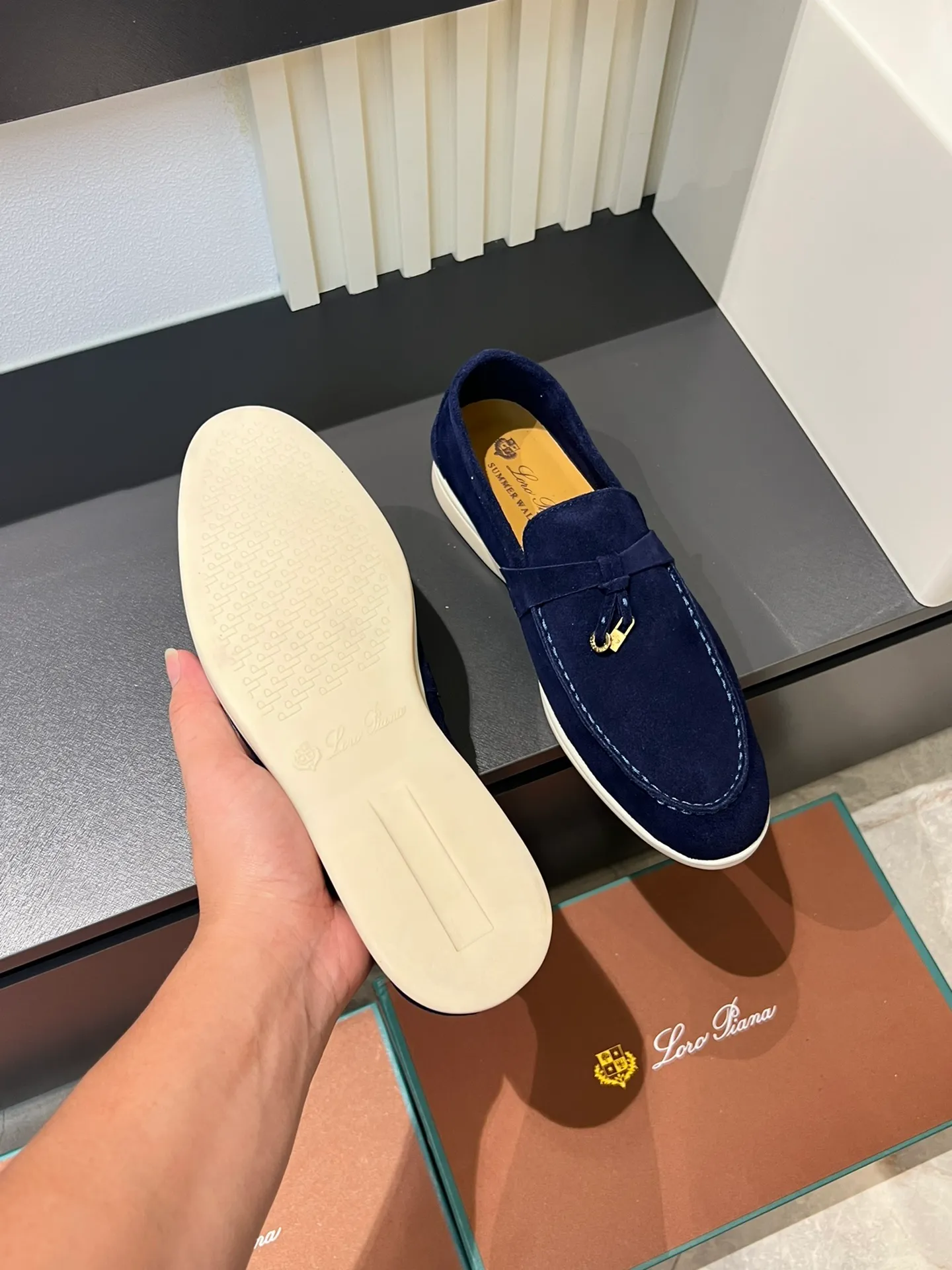 Men's shoes 💰p360 "Loro men's shoes 💰pian'*" Classic L men's shoes for couples 💰p Top version British flat loafers, a must-have item in old money style, the minimalist design is eye-catching and durable, a plus point for dressing The soft foot feel and texture are outstanding. They don’t scratch your feet and are very nice. They are matched with soft and waxy soles. They can be worn daily for a long time without getting tired. They are easy to wear, versatile and classic items, with perfect foot feel and texture! Imported cashmere fabric, the lining is made of imported A-grade water-dyed cow lining, the top version of the genuine leather midsole is sewn with pure handmade mark thread! Size: Female 35-40 (34. Customized) Male 38-44 (45.46. Customized)